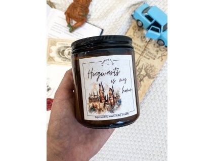 Sójová svíčka Hogwarts is my home s vůní maliny a vanilky, inspirovaná Harry Potterem, ručně vyráběná, skleněná dóza s kouzelnickým motivem.