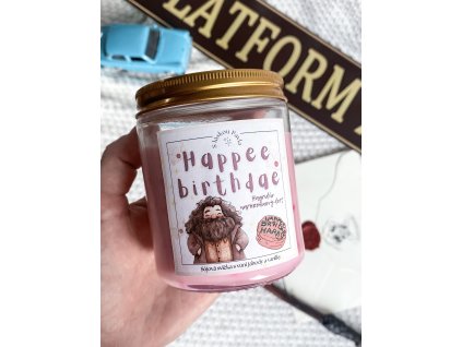 Sójová svíčka Happee Birthdae s vůní jahod a vanilky, inspirovaná Harry Potterem, růžová svíčka se zelenými třpitkami.
