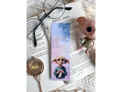 Papírová záložka s matným laminem, motiv Dobbyho z Harryho Pottera, s nápisem Dobby je volný, vhodná pro fanoušky kouzelnického světa.