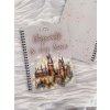 Lesklá pevná obálka zápisníku Hogwarts is my Home s ilustrací hradu Bradavice.