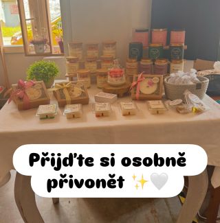 Přijďte si nově přivonět osobně 🤍 Svíčky, vonné vosky i aroma difuzéry můžete nově najít ve Venkovském špajzu v Újezdě u...