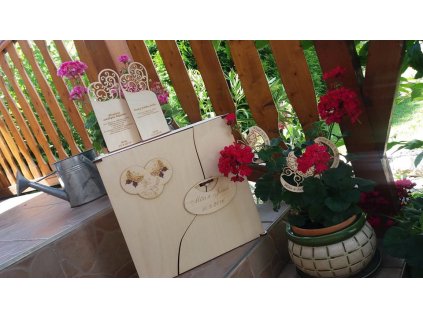 Dřevěná dárková kazeta s lahví vína a gravírovanými skleničkami - s motivem motýlci