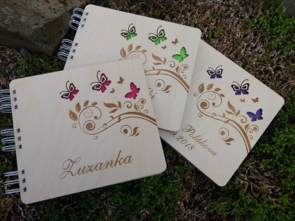 Dřevěné knihy hostů s motivem motýla