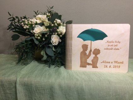 Nevěsta s ženichem pod seštníkem - Svatební fotoalbum 
