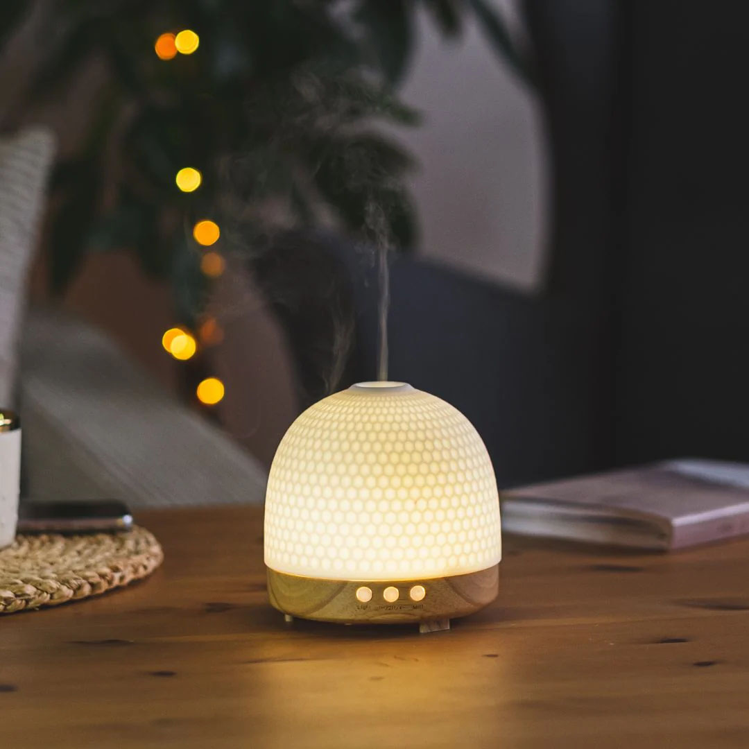 Rozsvícený aroma difuzér AOMU Mellow vytvářející jemnou mlhu