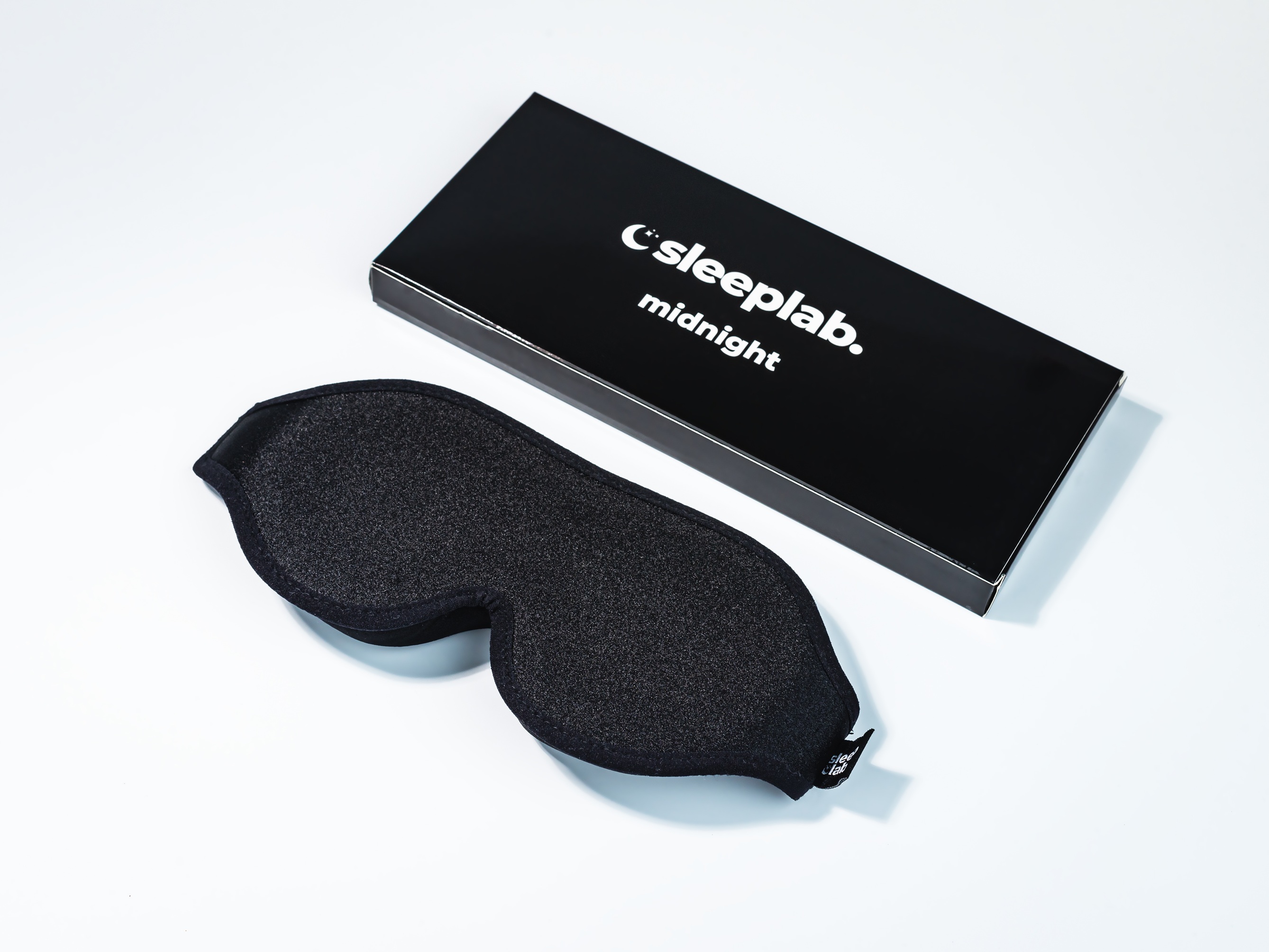 Detail materiálu masky na spaní Midnight – lycra a paměťová pěna