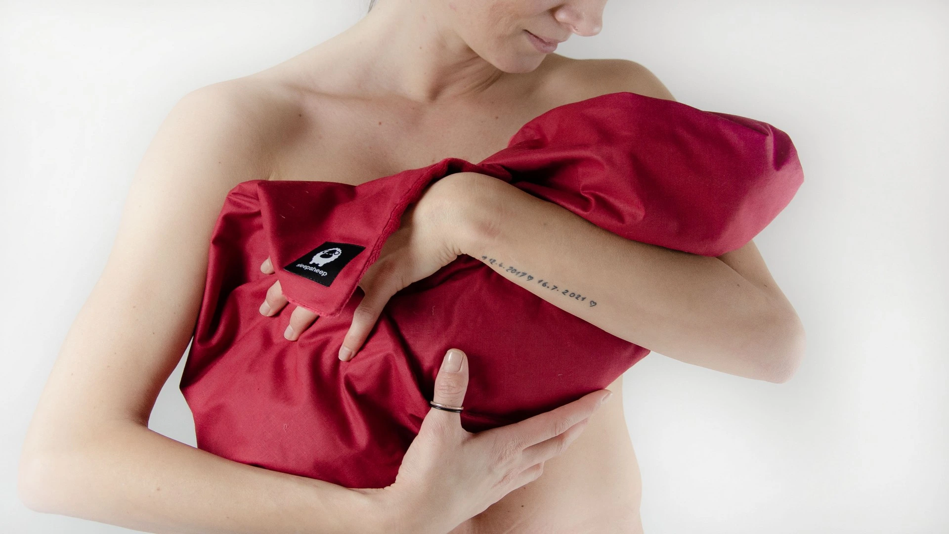 miminko-na-puntikate-perove-zavinovacce-meda-sleepsheep