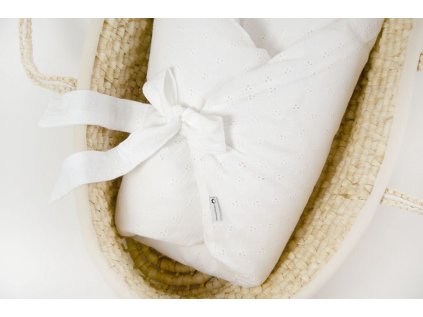Bílá rychlozavinovačka z mušelínu s elegantní výšivkou od sleepsheep.cz, k dispozici s různými výplněmi.  rychlozavinovačka z mušelínu – dusty mint s výšivkou, více variant výplní URL: /rychlozavinovacka-muselin-dusty-mint-s-vysivkou Krátký popis: Moderní rychlozavinovačka v odstínu dusty mint s jemnou výšivkou je ideální pro novorozence.