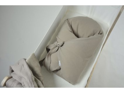 Rychlozavinovačka z mušelínu v barvě moca od sleepsheep.cz, dostupná pro letní, zimní i celoroční použití.