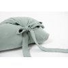 Rychlozavinovačka z mušelínu v odstínu dusty mint s výšivkou od sleepsheep.cz, dostupná s letní, zimní a celoroční výplní.