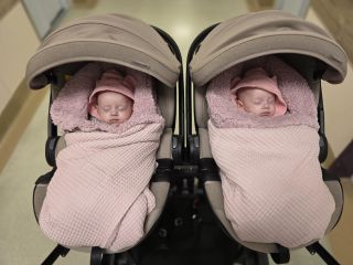 Představuji vám Valerii a Viktorii. 🩷🩷 Dvě maličké sestřičky, které spolu začaly svůj příběh ještě před narozením....
