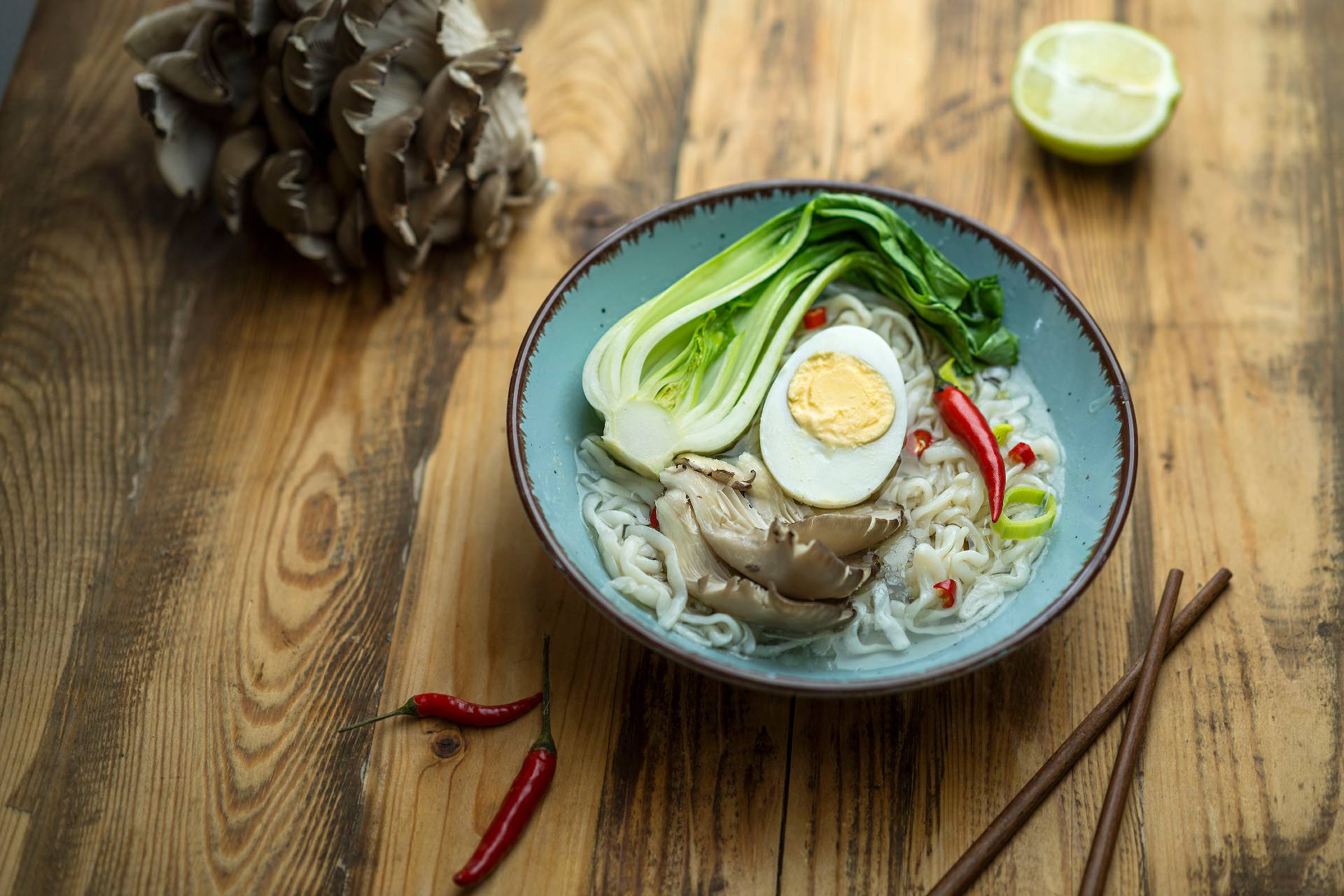 Vegetariánský ramen s pak choi a konjakovými nudlemi