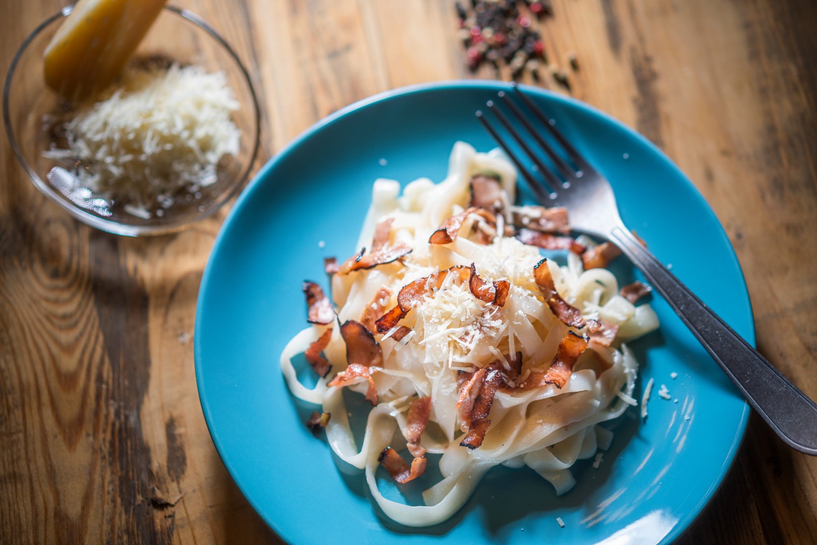 Rychlé fettuccine se slaninou a parmezánem