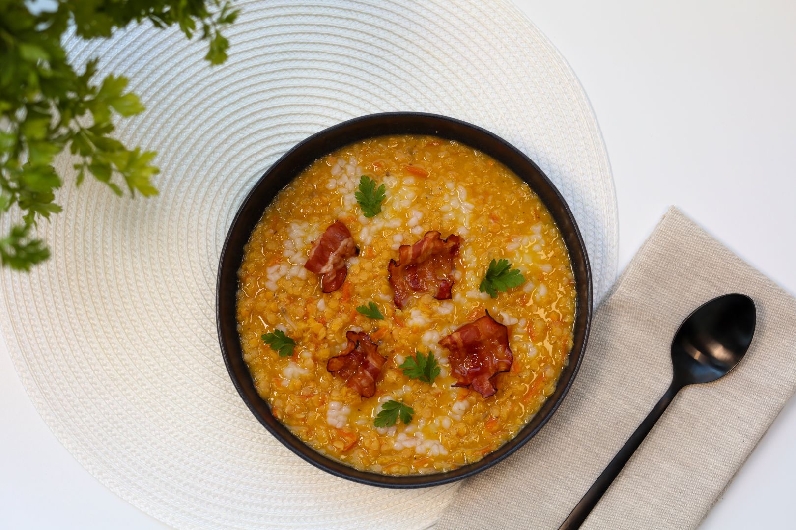 Čočková polévka s rýží a slaninou