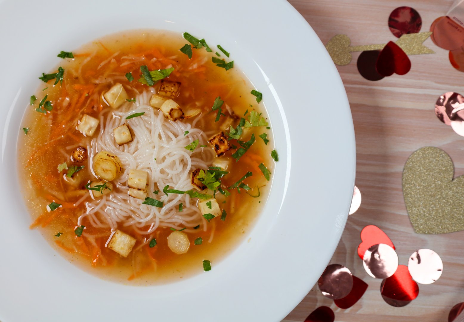 Hovězí vývar s restovaným celerem a nudlemi