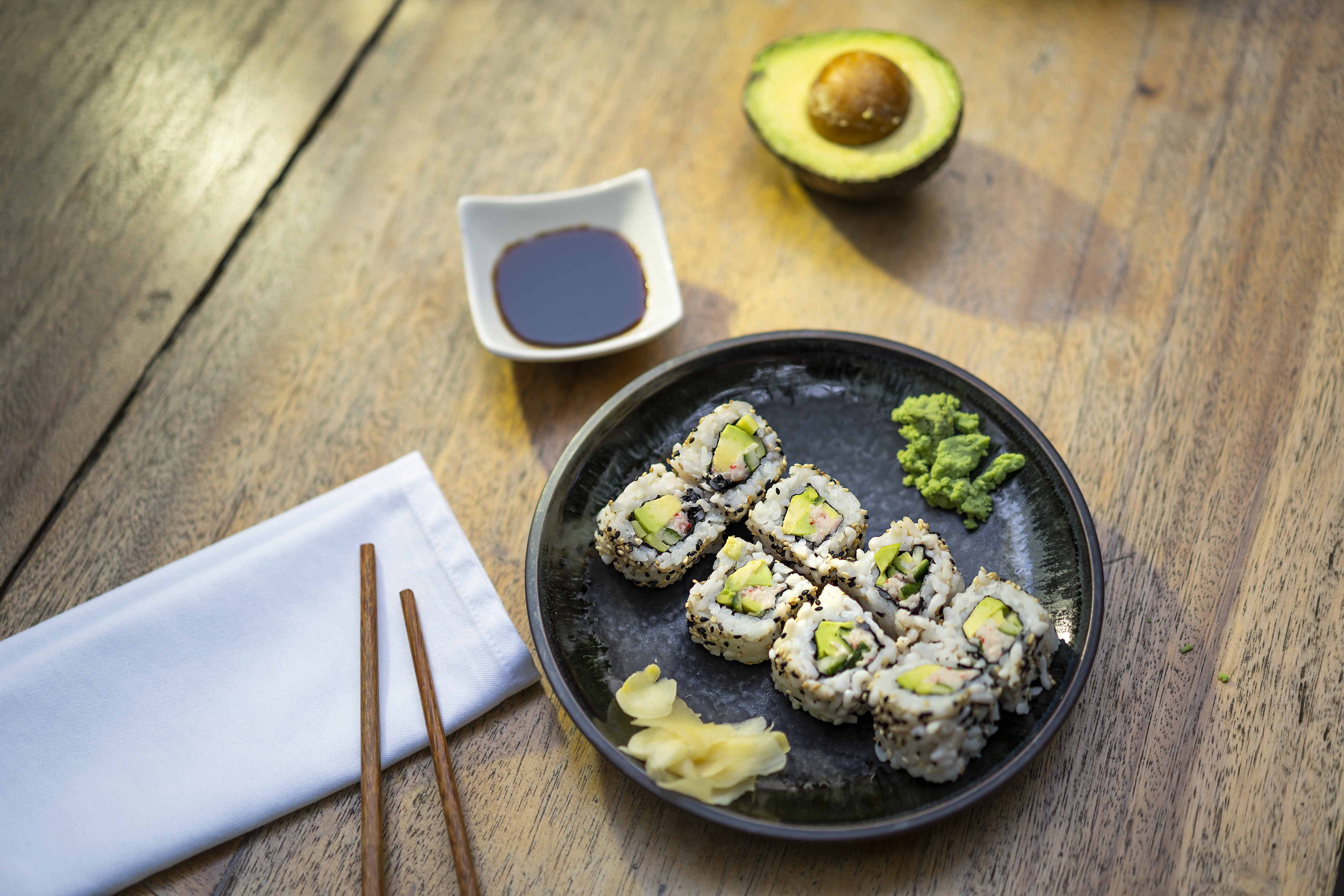 Nízkosacharidové sushi s avokádem, okurkou a sezamem (California roll)