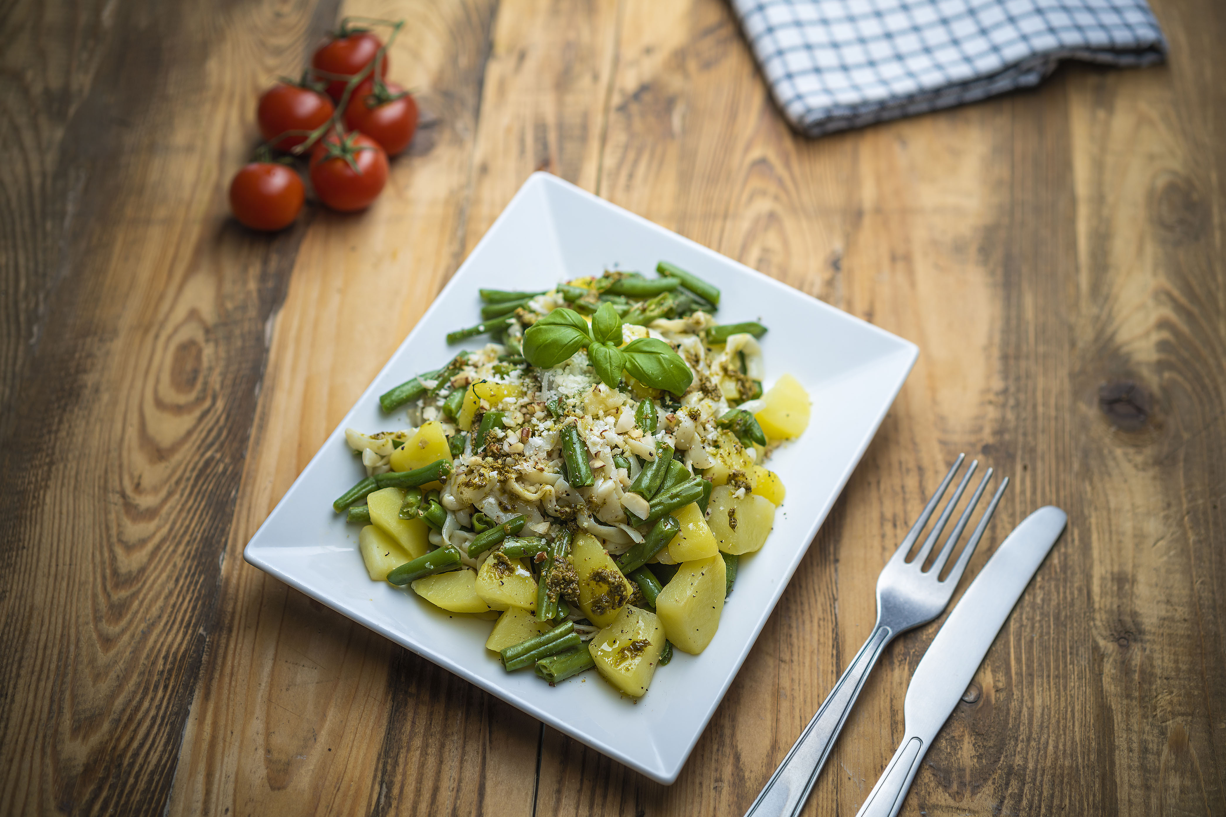 Fettuccine s pestom, zemiakmi a zelenými fazuľkami