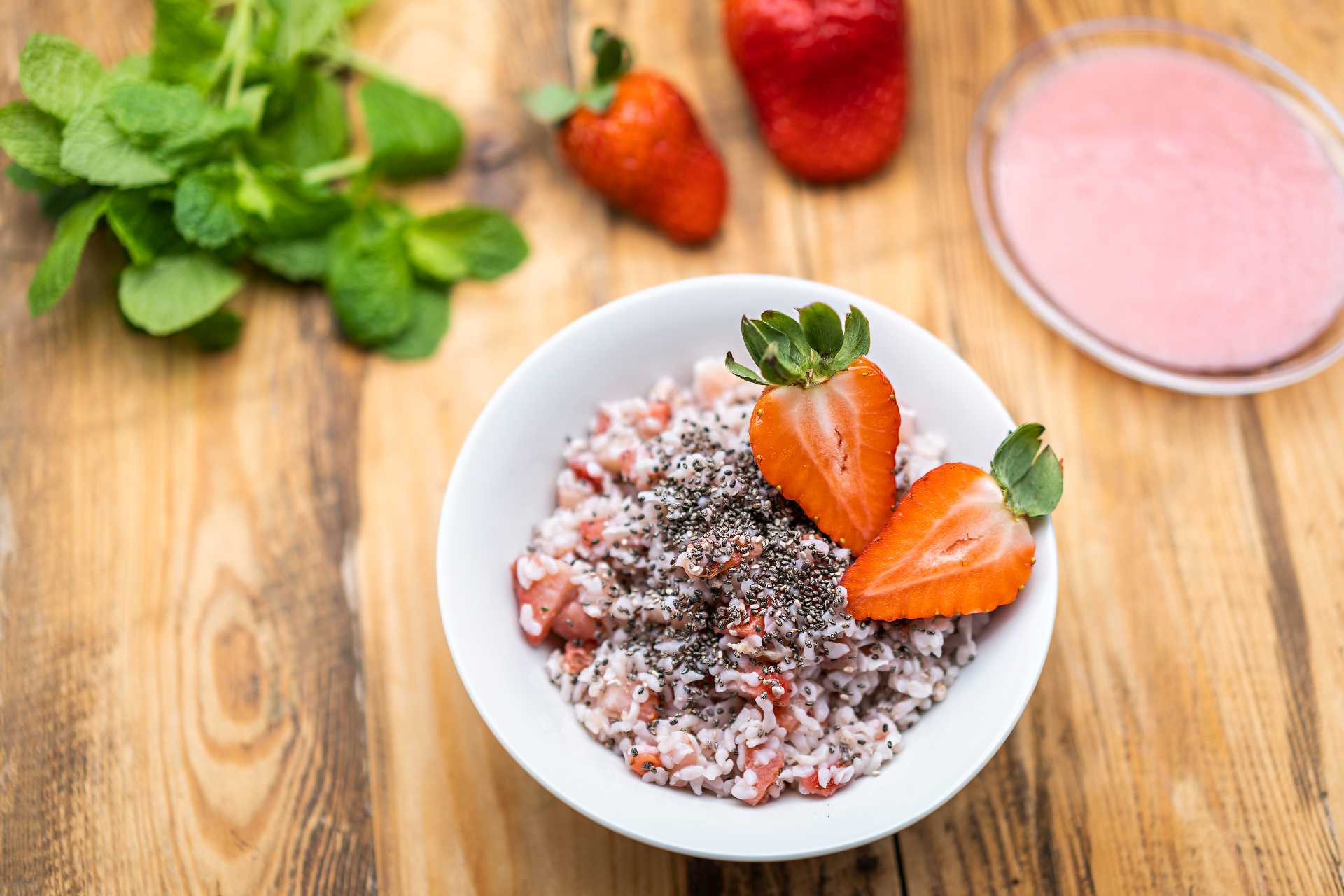 Ryžová kaša s jahodami s chia semienkami