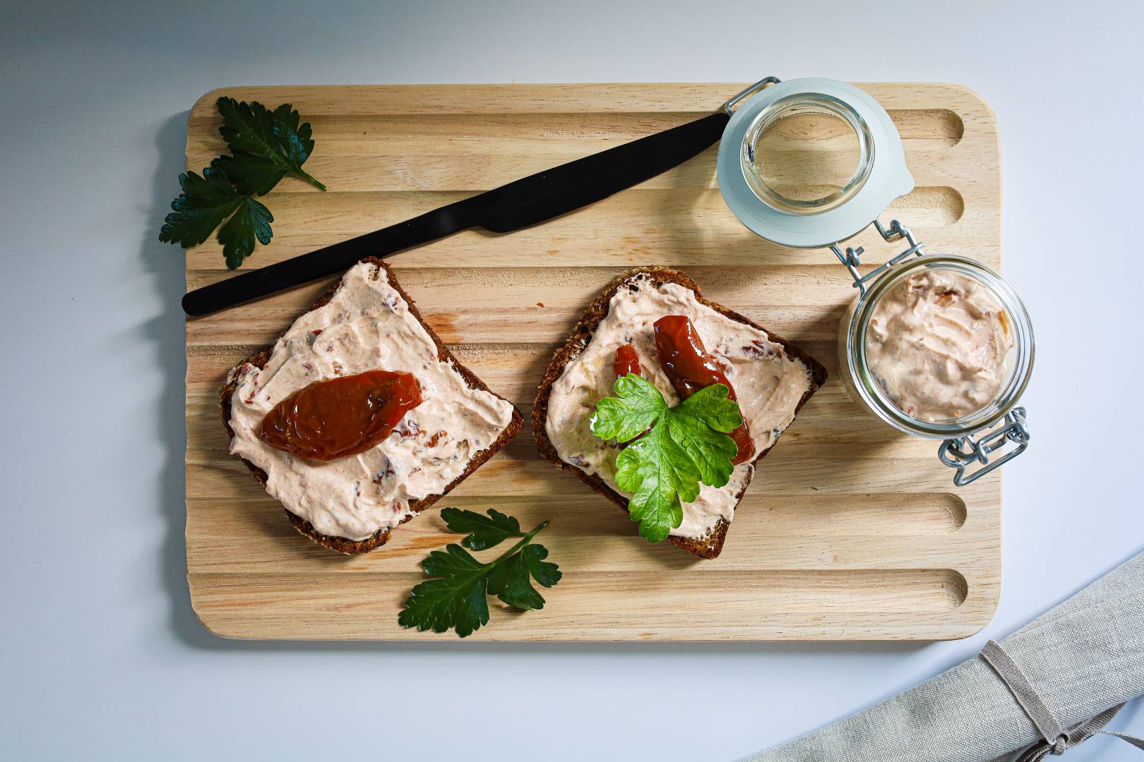 Odľahčená letná oslava: nátierka s lučinou a sušenými paradajkami