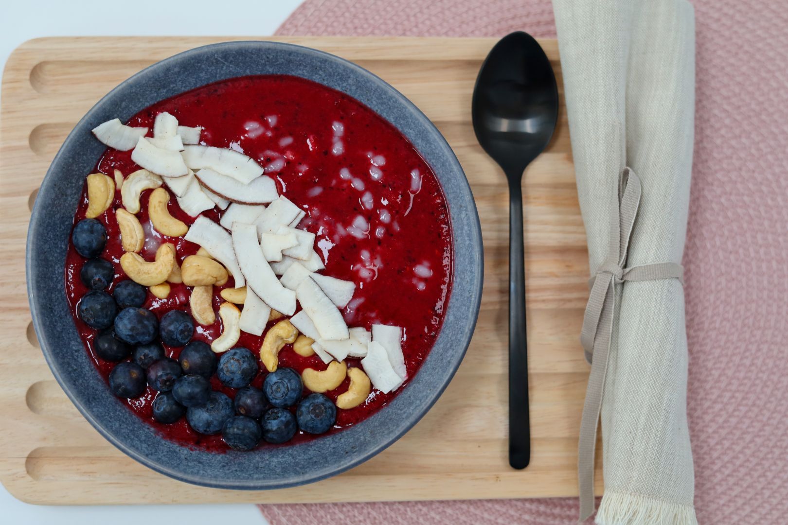 Smoothie bowl s lesným ovocím