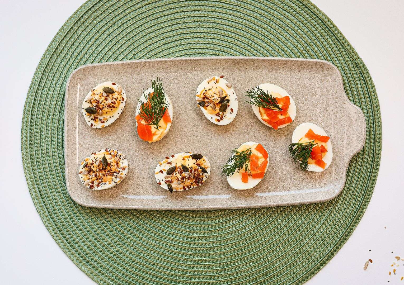 Plnené vajcia s údeným lososom alebo semienkami