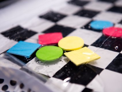 Mata wodna nadmuchiwana czarno biala szachownica 65cm x 50cm 81124(1)