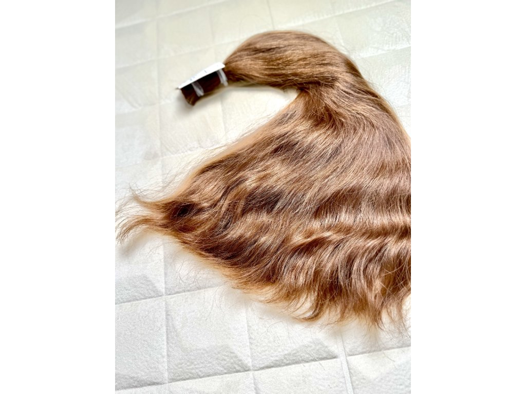 Lze barvit a zesvětlovat.  Dodavatel kvalitních produktů na prodloužení a zhuštění vlasů pro kadeřníky a salony.