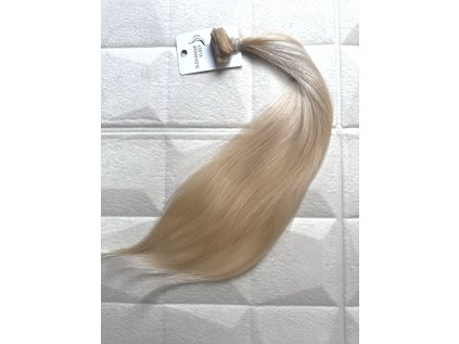české panenské vlasy nanotape zesvětlené