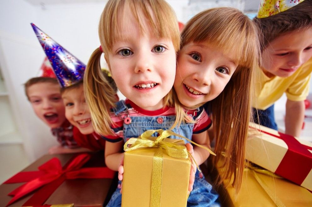 deti s darčekmi na narodeninovej oslave