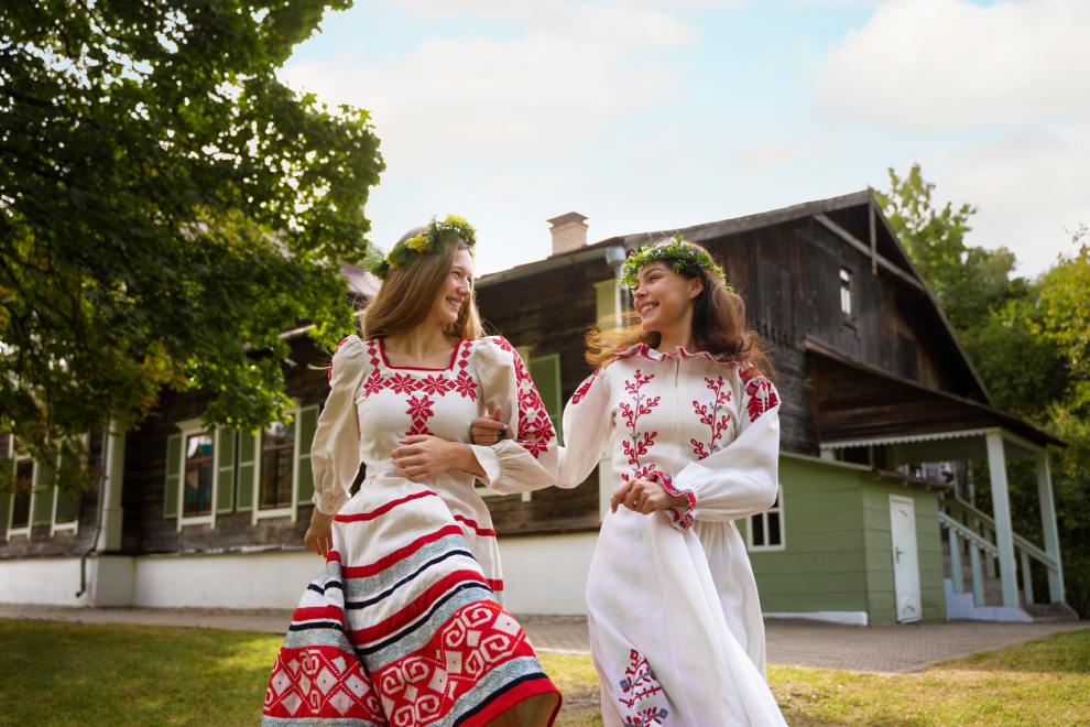 mladé ženy oblečené vo folklórnom odeve