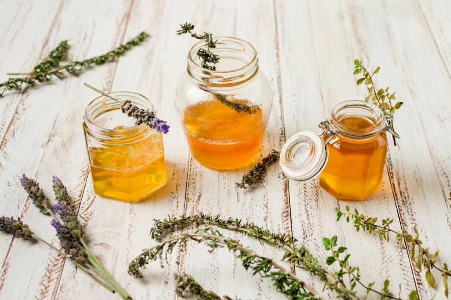 medové poháre s bylinkami na stole
