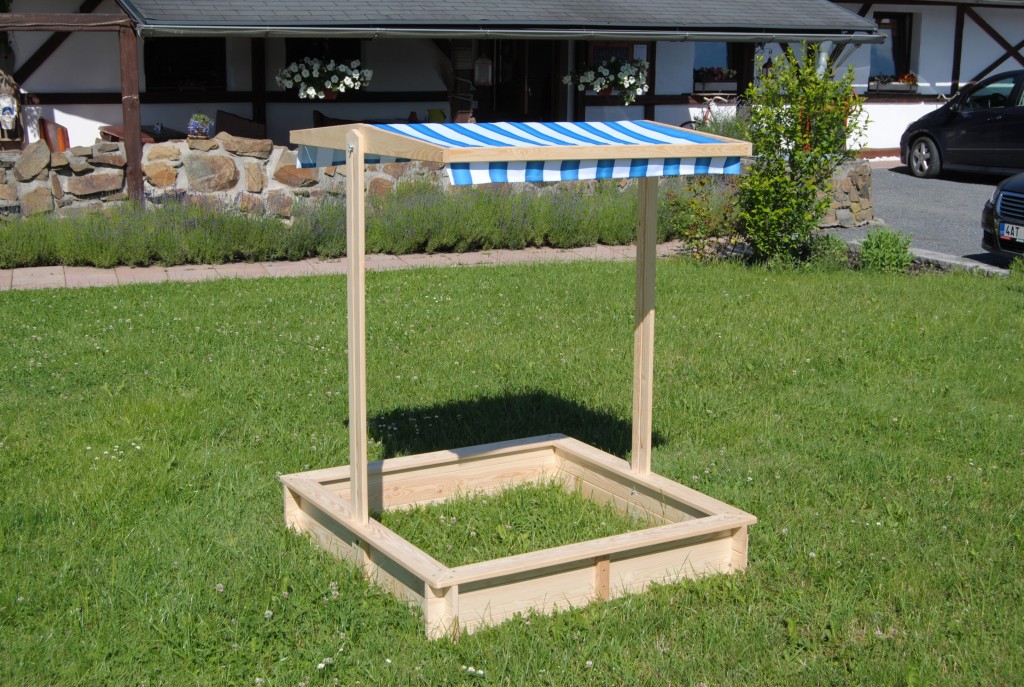 Pieskovisko drevené s lavičkami a strieškou Biedrax 115 x 115 x 20 cm Farba: Prírodné