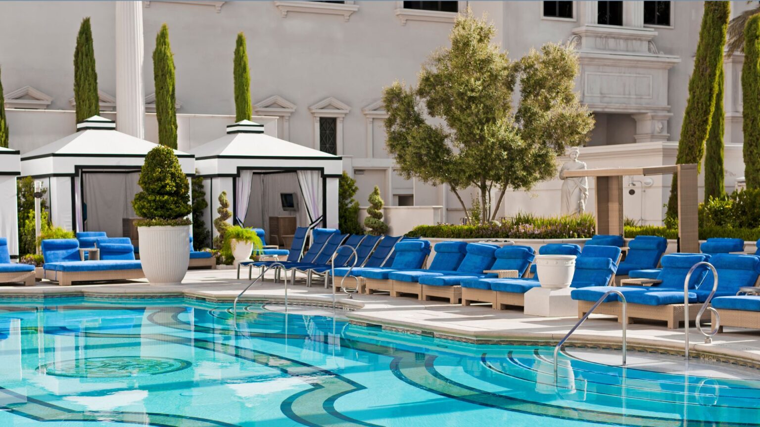 Proč se některé hotely stále vyhýbají solárnímu ohřevu vody?