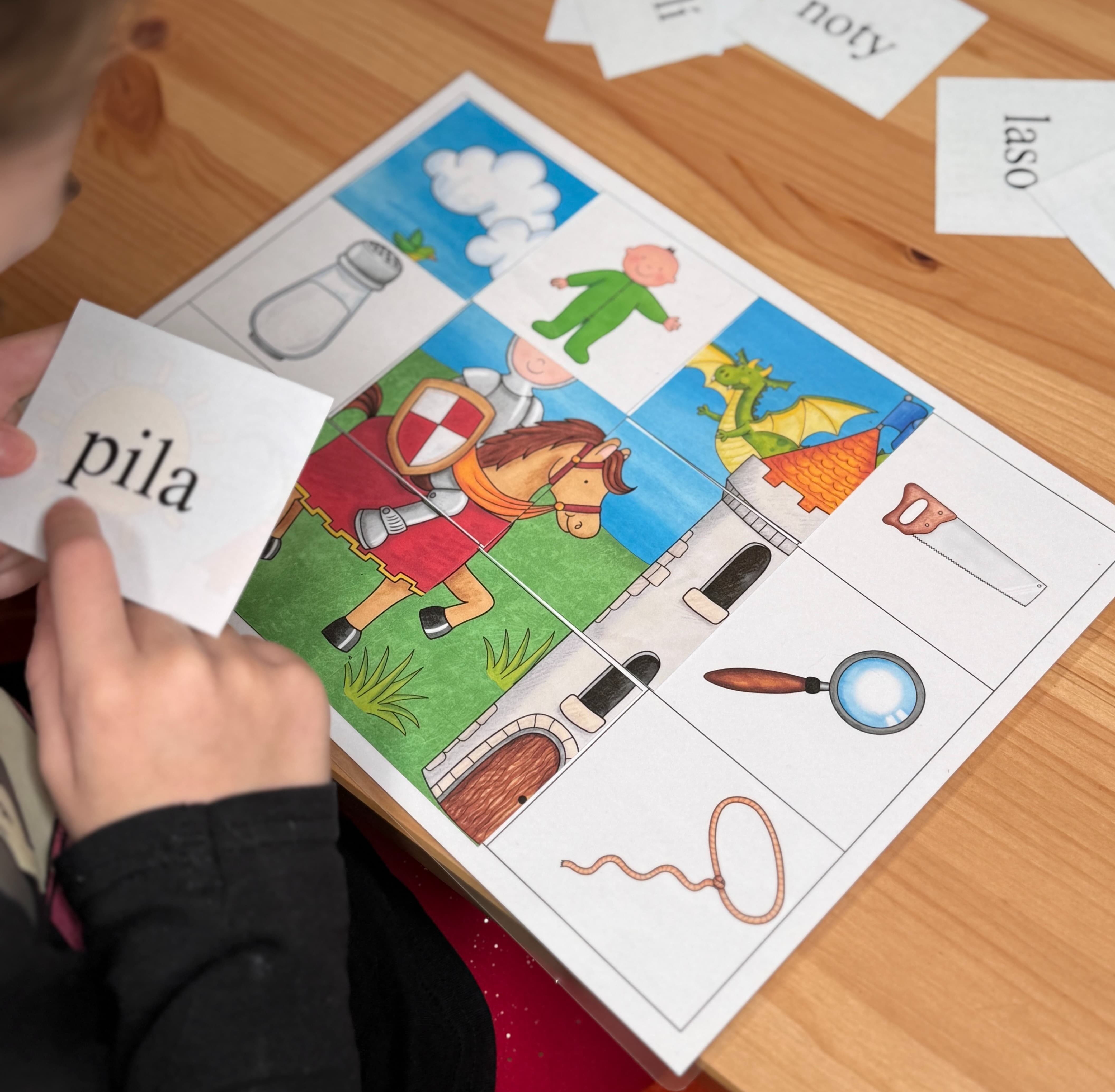 Prvňák pracuje s kartičkami při čtení