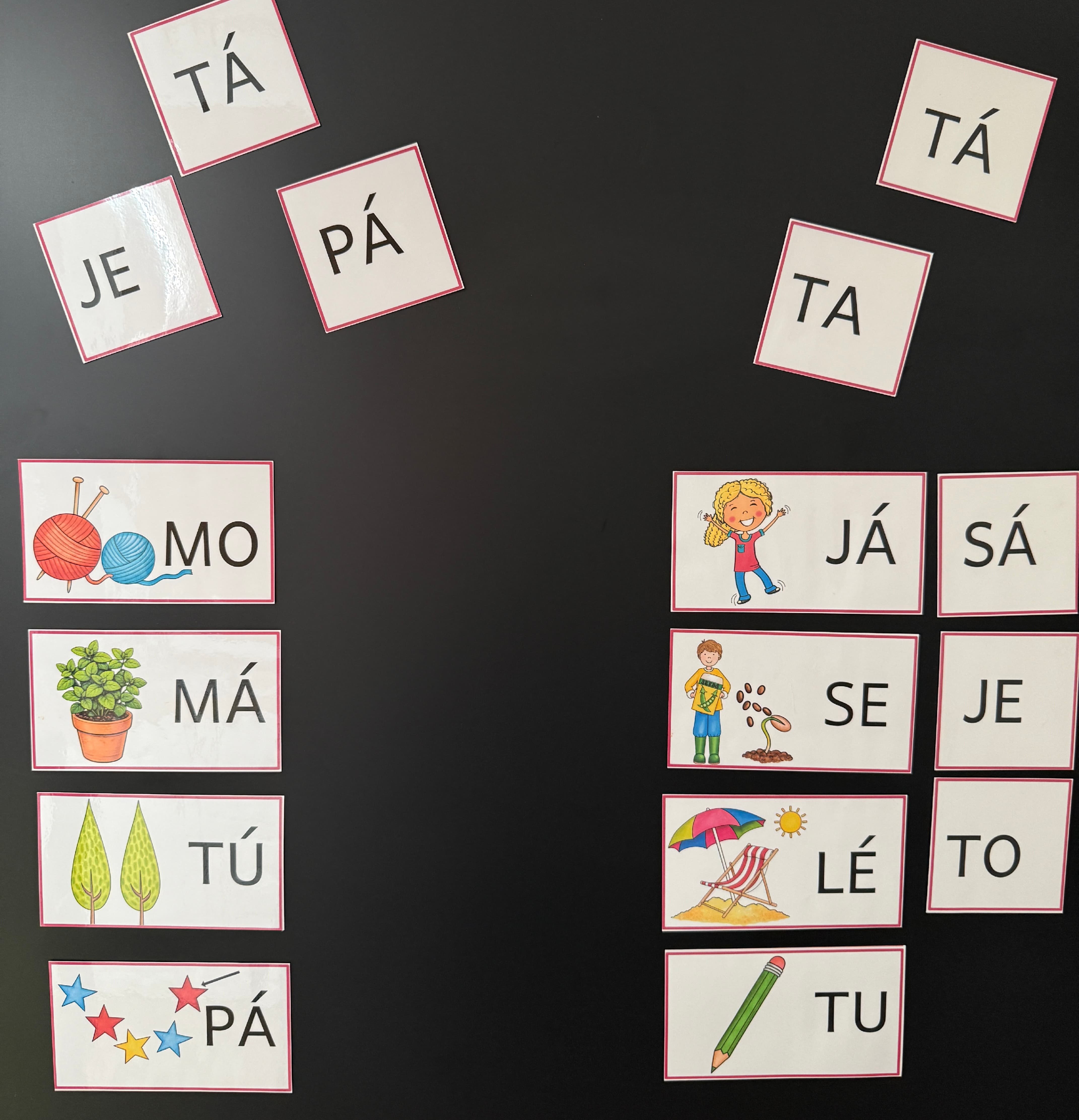 Dítě skládá písmena z kartiček na stole