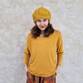 Tuhle žlutou mikču jsem vám slibovala před Vánoci, ale máme vyfocena a našito až teď. S délkou rukávů stále experimentuji...