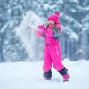 Objevte dívčí zimní kombinézu, která spojuje teplo, pohodlí a styl. Tento hřejivý zimní overal pro holky je vyroben z odolného, voděodolného materiálu, který chrání před sněhem i větrem. Díky promyšleným detailům, měkké fleecové podšívce a reflexním prvkům se vaše malá parádnice může s radostí vydat do zimního dobrodružství – v pohodlí, suchu a bezpečí.