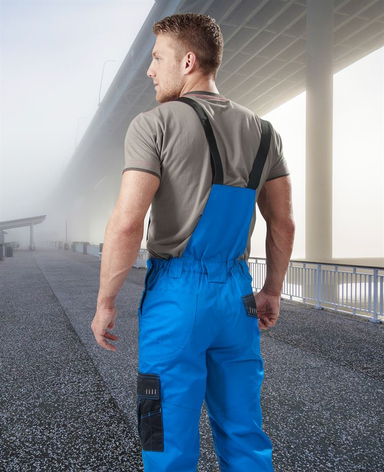 Zadný pohľad na nohavice s ergonomicky riešenými vreckami