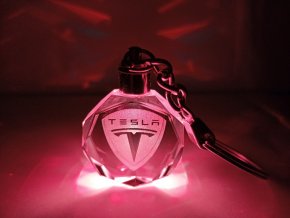 Klíčenka s logem auta Tesla