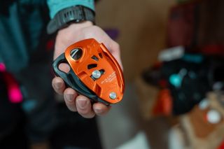 Ježíšek je za náma. Teď je čas na tebe. 🫵🏼 NEOX od Petzlu? Máme. 🫡 Plynulý podávání lana, jistota při chytání pádů a pocit...