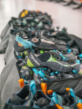 Lezečky Tenaya z testovačky jsou u nás na shopu k prodeji a můžeš je pořídit od 1200,- ! 😍✨🤗 Jsou rozděleny do dvou...