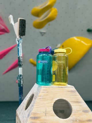 Je vedro! 🥵 Dodržuj pitnej režim! 💧 Tahle téměř nezničitelná láhev “Nalgenka” ti pomůže držet pitnej režim pod kontrolou a...