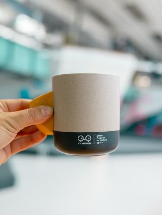 Nikdy není špatnej čas na to trochu potrénovat…třeba hned ráno u kafe. 🧐 S tímhle hrnkem to máš dva v jednom. 🫡✨