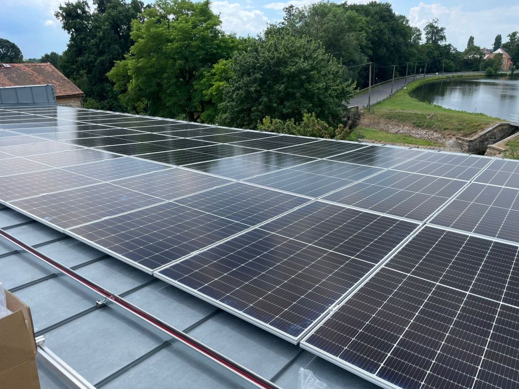 Od roku 2026 povinně solární panely na střechy? Co nová legislativa změní pro stavebníky a majitele budov?