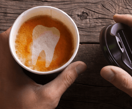 Strašák jménem káva? Vychutnejte si ji bez žlutých zubů