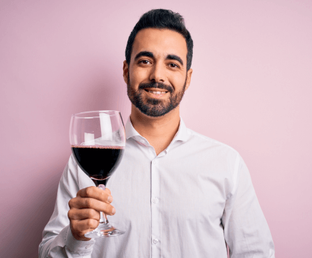 Proč červené víno způsobuje skvrny na zubech a jak jejich vzniku zamezit