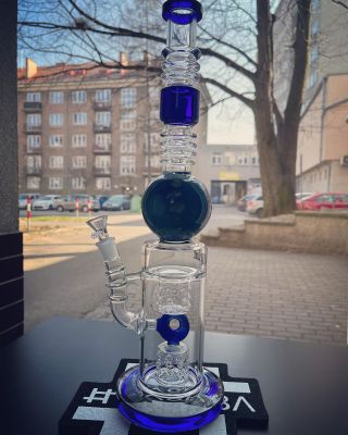 Poutavý bong Black Leaf® "Arty" je neobvyklý skleněný bong, který svou mozaikovou koulí zaujme na první pohled. ✅Dvojitý...