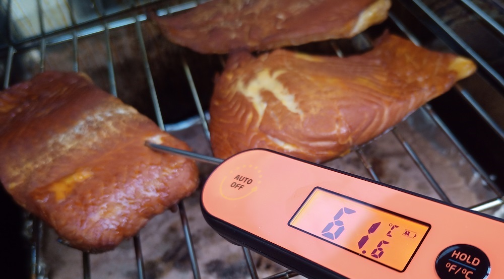 Uzený losos na jabloňovém dřevě