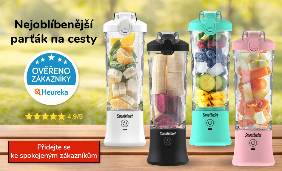 Čtyři přenosné mixéry SmoothieJet v různých barvách (bílá, černá, tyrkysová, růžová) naplněné čerstvým ovocem a zeleninou v exteriéru.