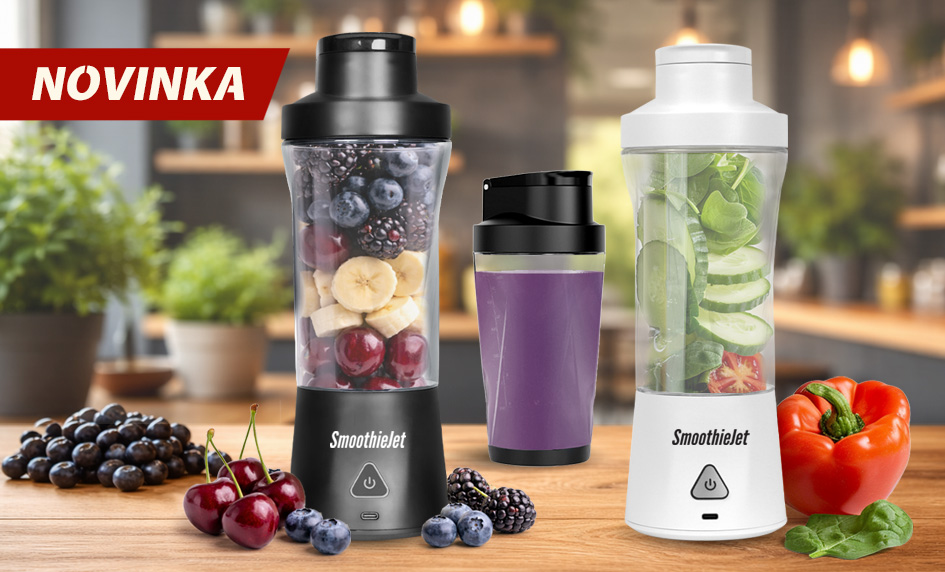 Dva přenosné mixéry SmoothieJet v černé a bílé barvě na dřevěné kuchyňské lince, naplněné čerstvým ovocem jako borůvky, banány, kiwi a mango.